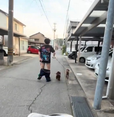 ズボンが落ちかけている男性2