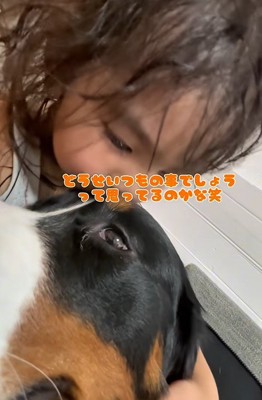 大型犬にキスする子供