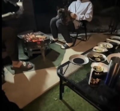 夜屋外で過ごす犬と人