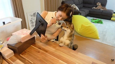 メイクしてあげるフリをしたら…