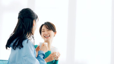 会話する女性たち