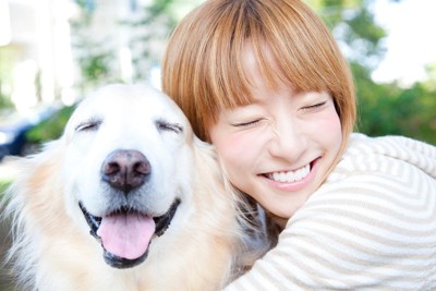 犬と人、笑顔のアップ