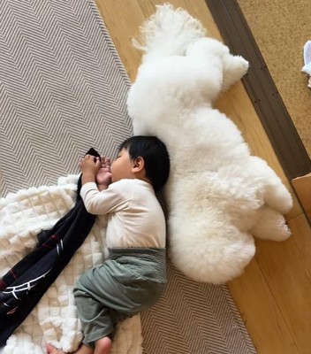 同じ寝姿のふたり