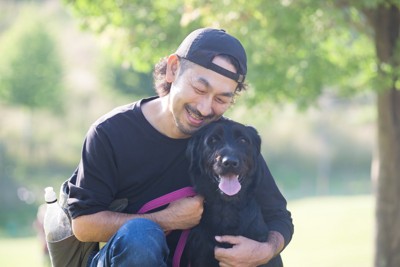犬と触れ合う男性