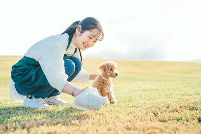 うんちチェックする女性