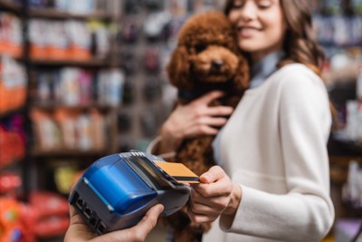 買い物する女性と犬