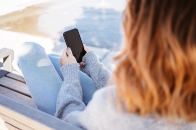 ベンチに座ってスマホ