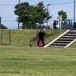 原っぱの階段の下にいる犬と家族