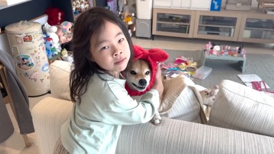 「守ってあげるからね」とハグ