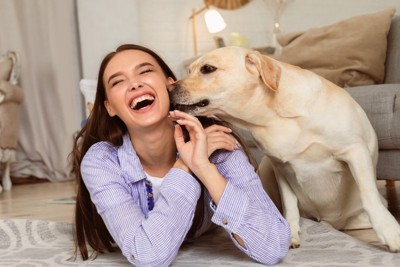 ニオイを嗅ぐ犬と笑顔の女性