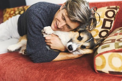 犬を抱きしめる男性
