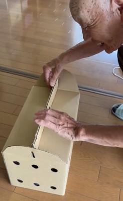 箱を開ける人