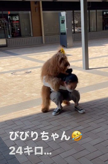 慣れた様子でおんぶされる♡