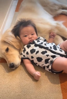 もたれかかる赤ちゃん