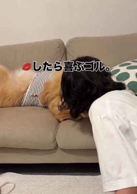 にこちゃんにキスするママ