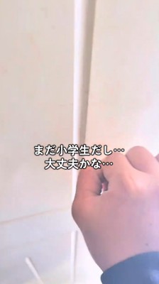 玄関のドアノブに手をかける母親