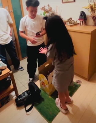 スマホを見る男の子