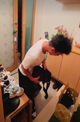 覗き込む男の子