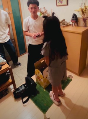 正面を向く男の子