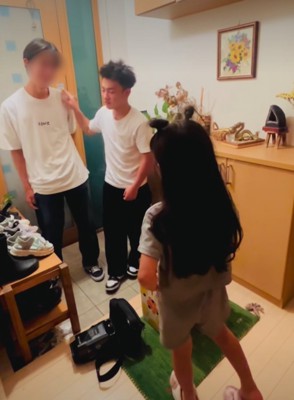 肩に手を置く男の子