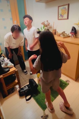 喜びを噛み締める男の子