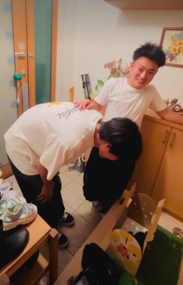 喜ぶ男の子