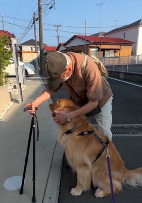 りく君をなでるおじいちゃん