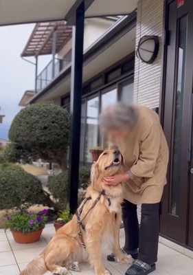 おばあちゃんを見つめるりく君