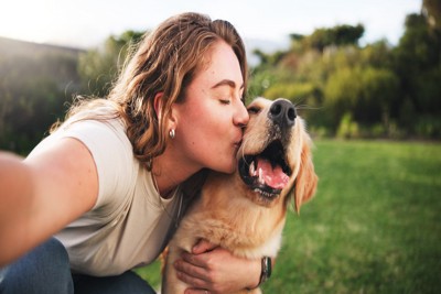 犬をハグする女性