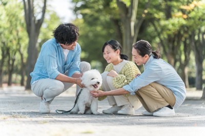 犬を囲む家族