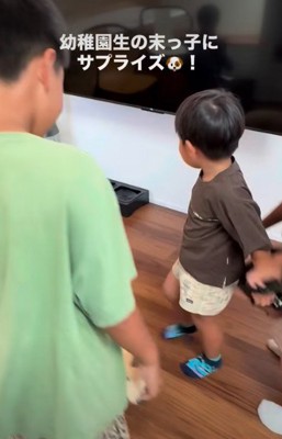 お兄ちゃんに手を引かれて…