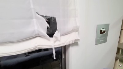 カーテンが破れています！