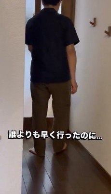 廊下を先に進む人