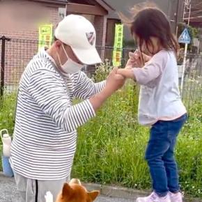 3歳の女の子が『公園の遊具に登った』結果→犬が『高い所で危ない』と心配して…愛を感じる行動に反響「守ろうとしてる」「優しいお姉さん」
