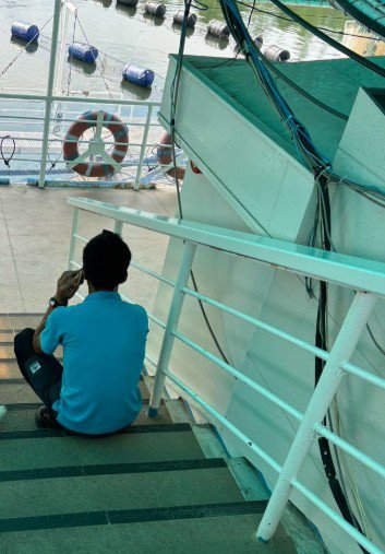 水族館の館長が忙しく『仕事の電話をする姿』を撮影→なぜか『看板犬』が隣で…『映画のような一枚』に3万いいね「味わい深い…」「相棒感ある」