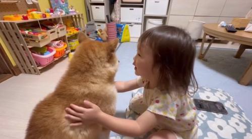 すずちゃんに話しかける娘さん