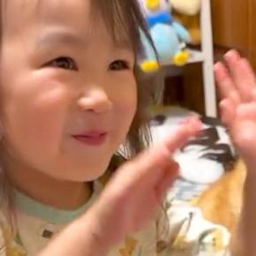 女の子と一緒に『手遊び』をした結果→隣で見ていた犬が、状況を察して…笑ってしまう『微笑ましい光景』が63万再生「猛烈にかわいい」「上手」