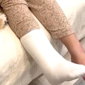 5歳の女の子が公園で足を骨折→犬がいつも以上にべったりくっついて…優しさに溢れた『心配する光景』に反響 家族愛を感じる尊い姿にほっこり
