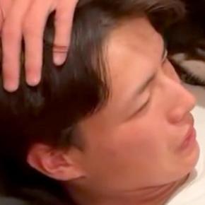 8ヶ月ぶりに帰省した息子→再会した犬たちが喜び過ぎて…まさかの争奪戦と『尊すぎる光景』が16万再生「ベッタリで草」「ヤキモチ可愛すぎw」