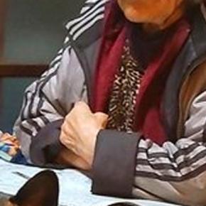 朝ごはんを食べている最中、ふと『新聞を読むおばあちゃん』を見た結果→足元に…何気ない日常の『幸せな一枚』に反響「かわいすぎる」「好き」