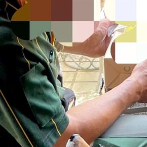 クロネコヤマトの配達員が荷物を届けてくれた結果→玄関まで『犬』がお出迎えして…何気なく撮影した『尊い一枚』に1万いいね「律儀で可愛い」