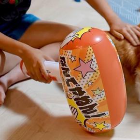 中学生の娘が、12歳の老犬に『クセ強な絡み方をした』結果→ブチギレながらも…ほっこりする光景に絶賛「仲良し」「なんだかんだ大好きだね」
