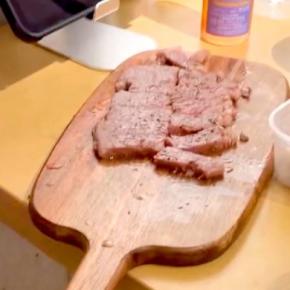 高級肉の匂いで『覚醒』した犬→落ち着かせようとしたママが…まさかの『一緒に覚醒する光景』が613万再生「どっちも可愛いw」「早過ぎて草」