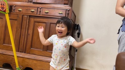「バイバイ！」を繰り返す女の子