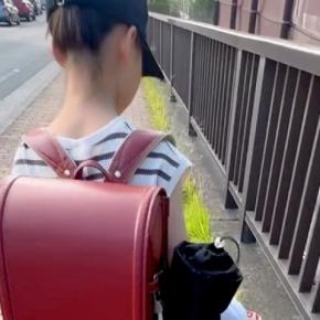 夏休みが終わり、女の子が小学校へ登校→犬と一緒にお見送り後、帰宅すると…切なすぎる『玄関での光景』が19万再生「不貞腐れてて草」「顔がw」