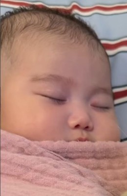 ぐっすり眠っている赤ちゃん