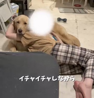 友人に体を預けて寄り添う麹くん