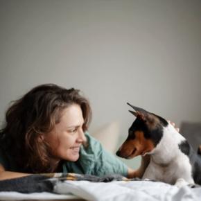 犬に『依存してしまう人』の特徴5選 愛犬を溺愛しすぎるリスクやデメリットまで