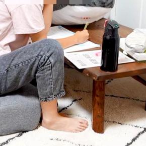 夏休み最終日、宿題中の娘に寄ってきた犬→『見守ってくれてる』と思いきや…宿題どころではない『ハラスメント』に反響「可愛すぎ」「羨ましい」