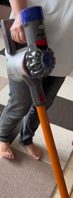 掃除をする飼い主